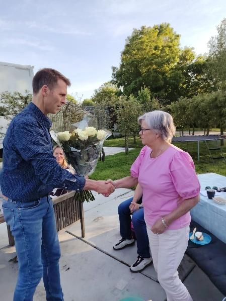 Bestuursleden van Kern11 met bloemen tijdens de ALV